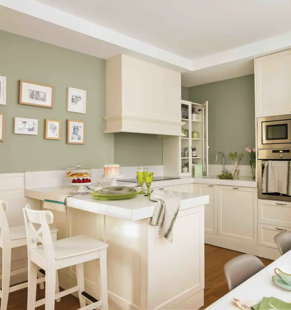 Cocina en blanco y verde con barra de desayunos 00543292