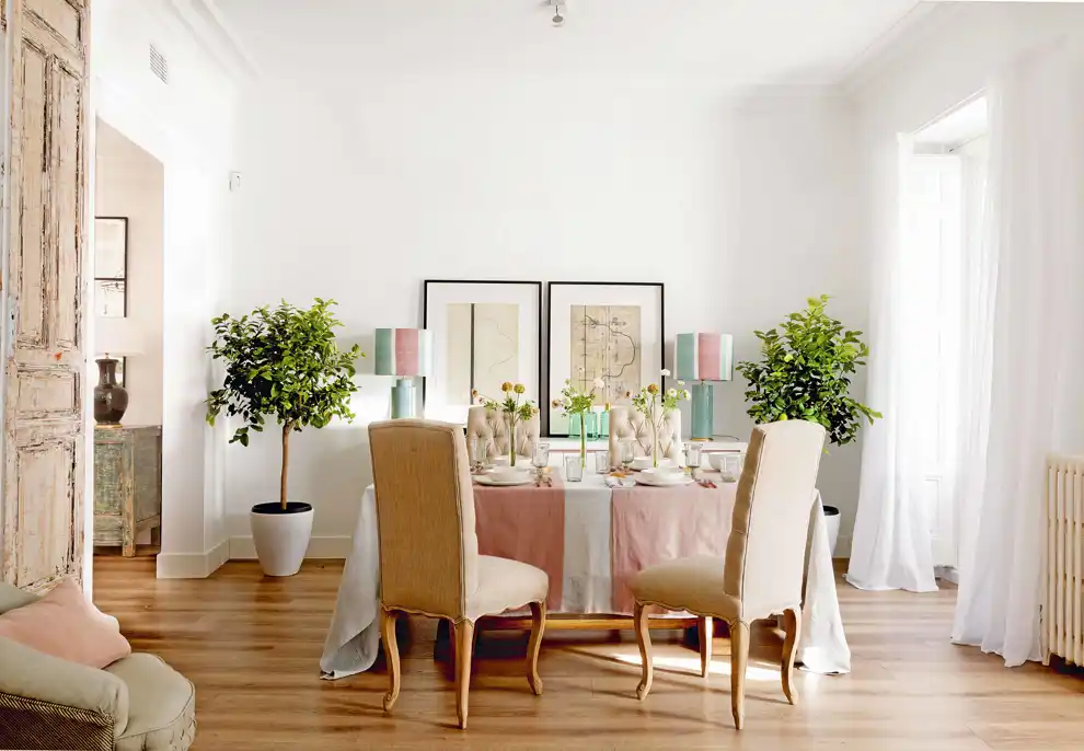 Comedor con sillas clásicas y mantel rosa