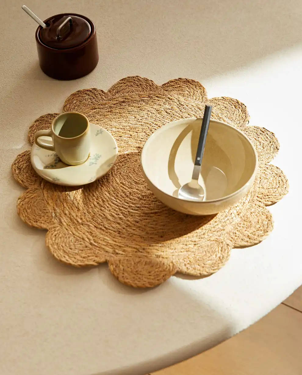 De ratán y con forma de flor