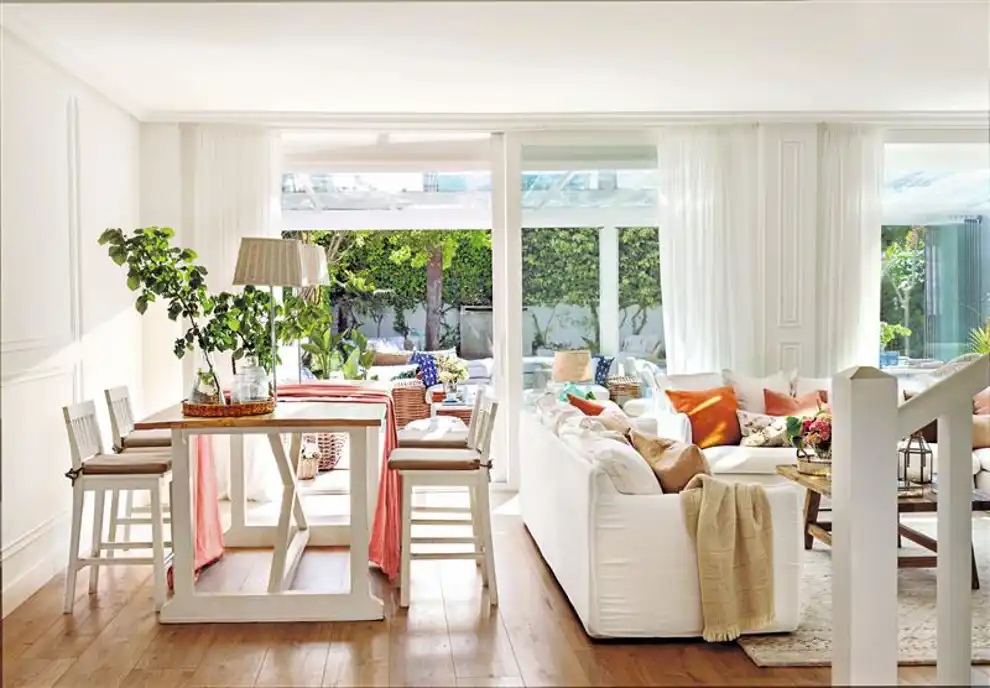 Salón con sofás blancos y mesa de centro de madera 