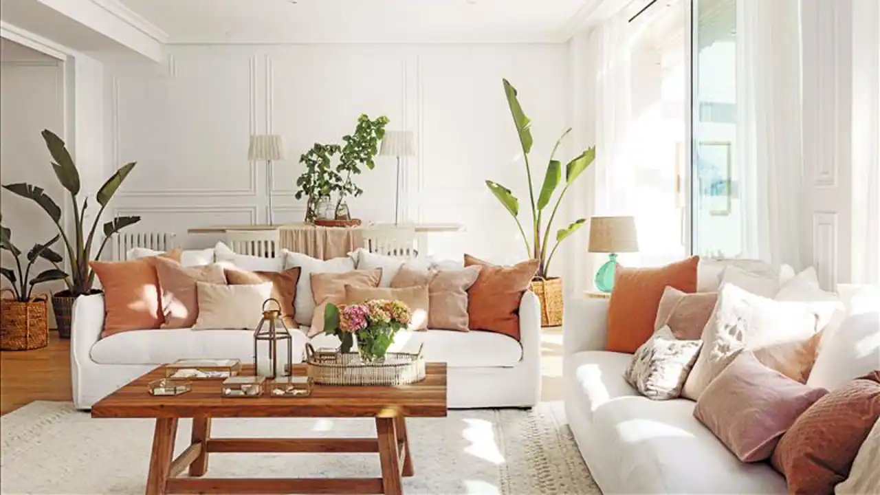 Salón con sofás blancos y mesa de centro de madera 