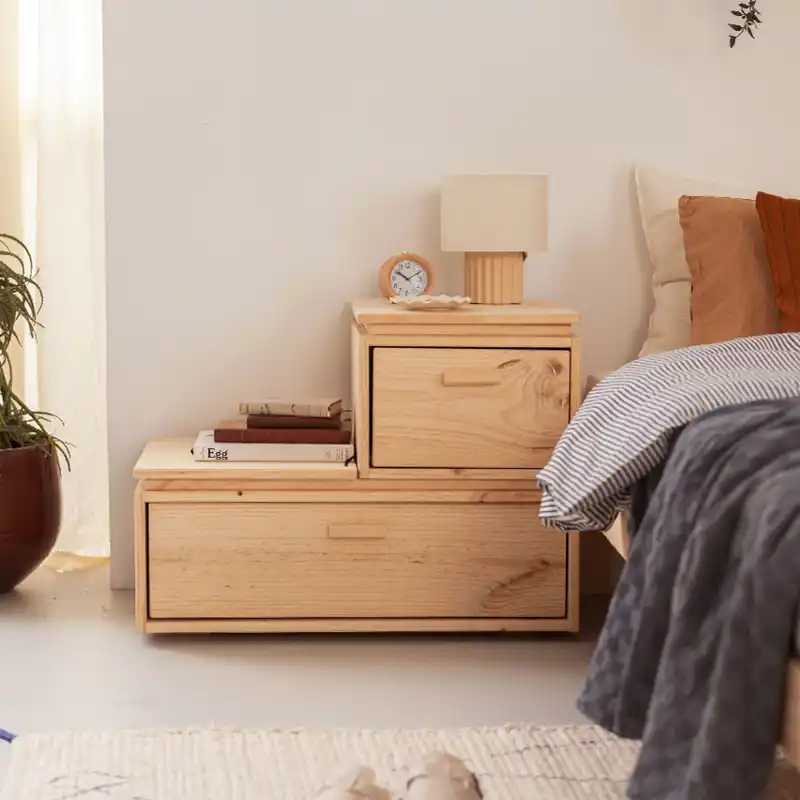 Tu dormitorio necesita esta mesita de noche en escalera de Muebles Lufe