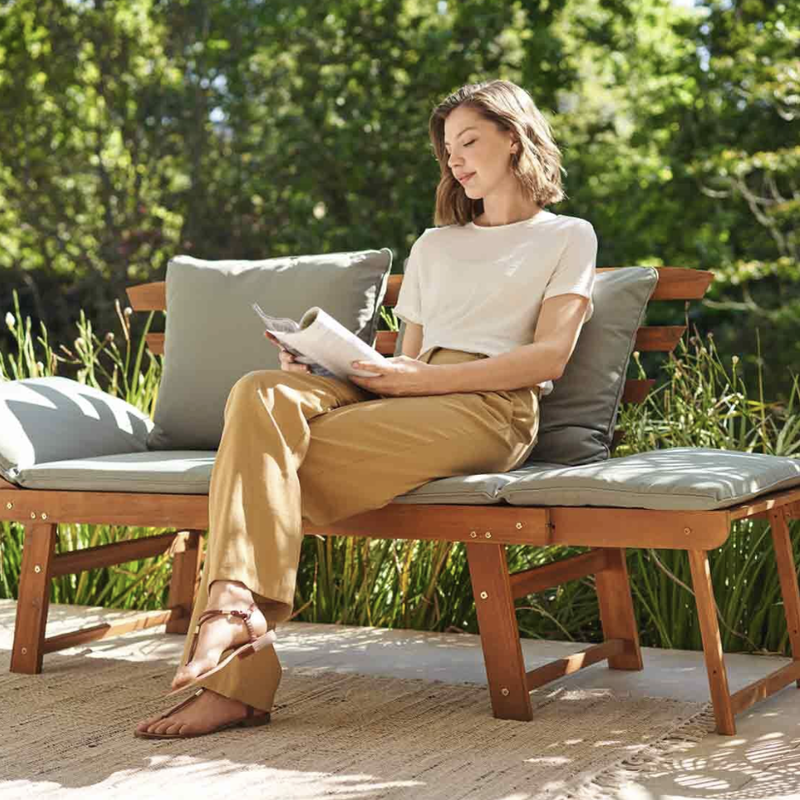 Convierte tu terraza en un jardín con este banco de madera súper versátil de Lidl