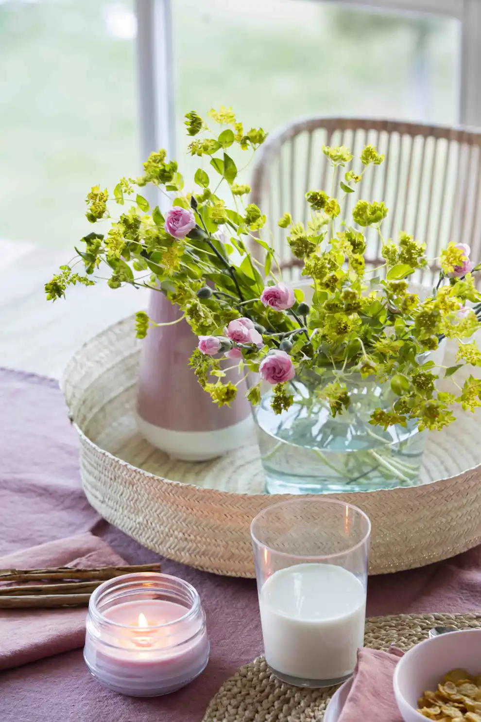 Detalle de flores y velas sobre la mesa 00474791 