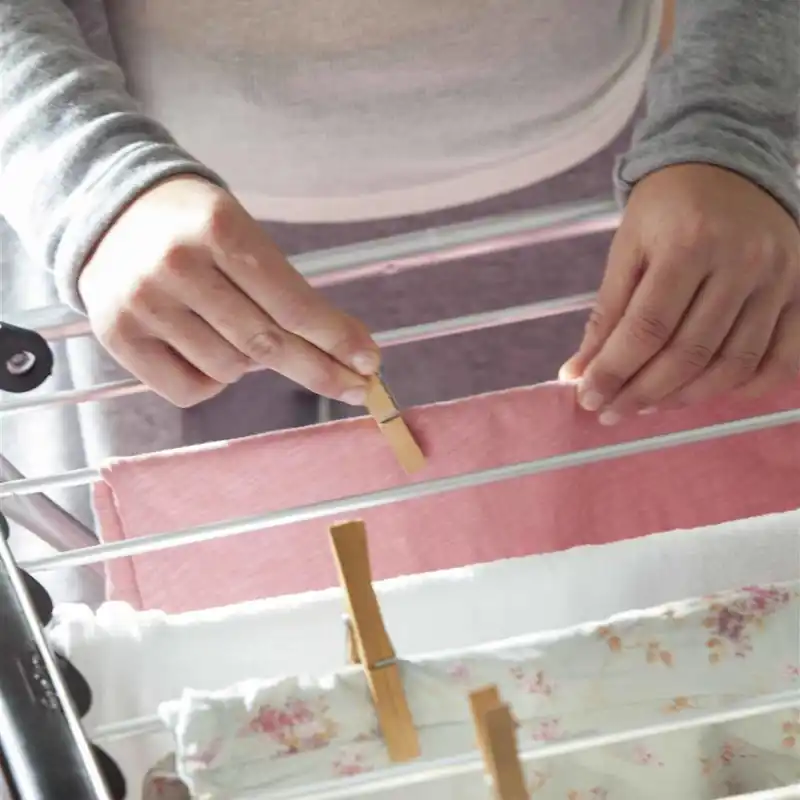 Di adiós a la ropa húmeda varios días por casa con estos trucos para tenderla en pisos pequeños