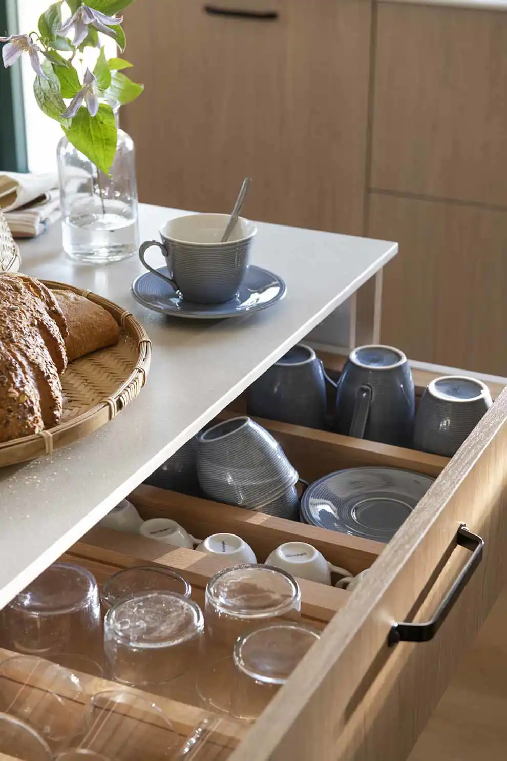 Cajón de cocina con separadores para vasos 00572466 O (1)