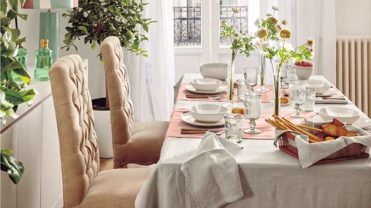 Comedor con sillas clásicas y mantel rosa