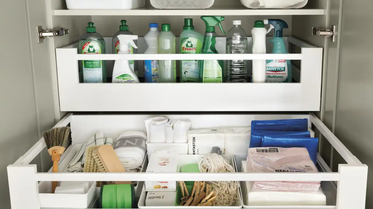 00469099 Mueble bajo el fregadero con productos de limpieza