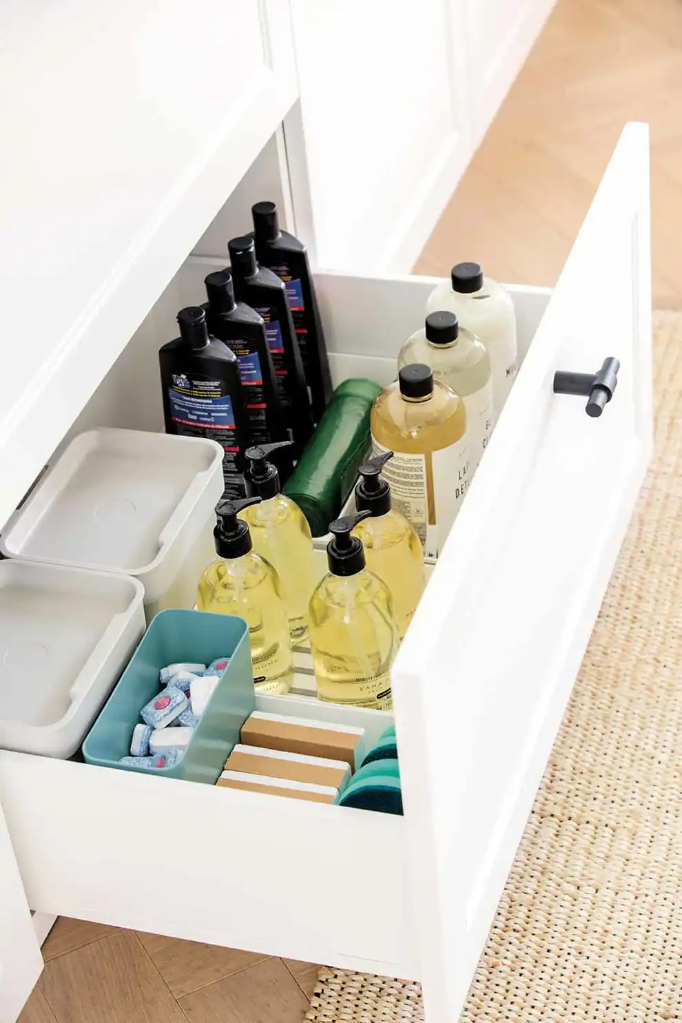 Cocina con gaveta con productos de limpieza 00545310 ALT 00010529