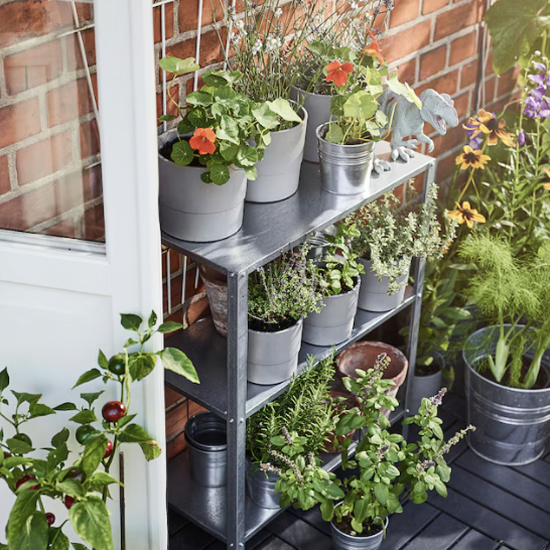 Flechado deco: convertí mi terraza en un jardín con esta estantería metálica de IKEA