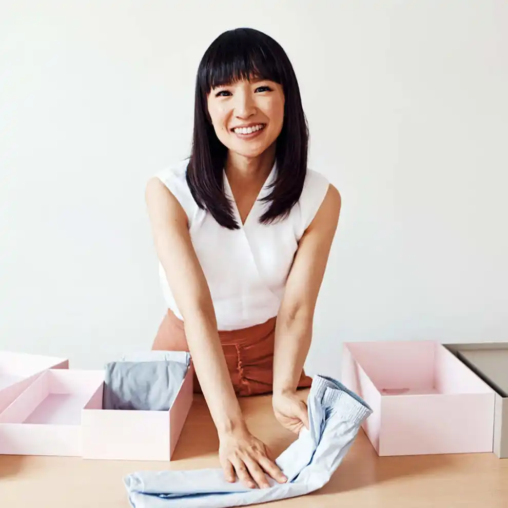 Marie Kondo doblando ropa