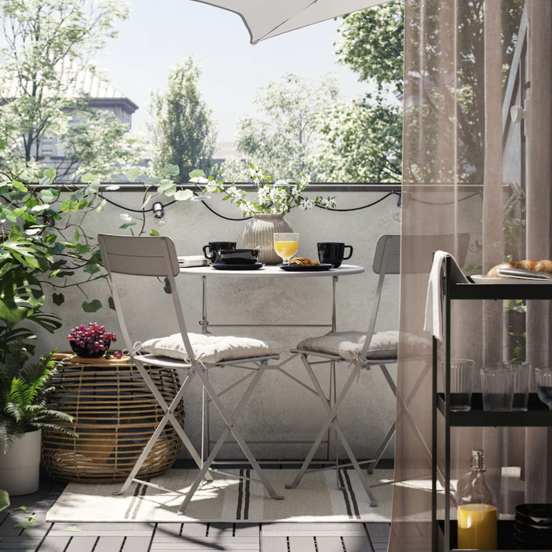 ¿Tienes una terraza pequeña? Con estos trucos de IKEA la aprovecharás y harás que crezca