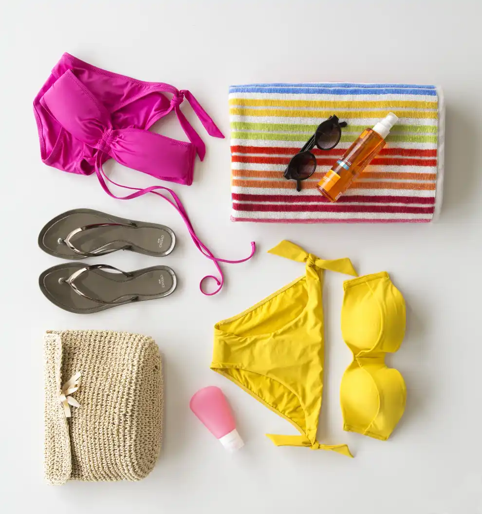 00456568 Kit veraniego: bikinis, toalla, chanclas, gafas de sol y crema solar