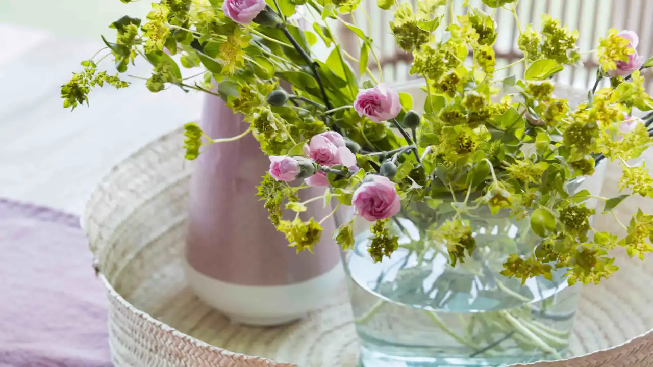 Detalle de flores y velas sobre la mesa 00474791 