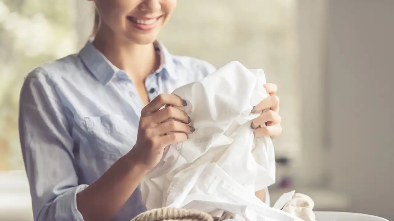 Estos trucos son buenísimos para eliminar las manchas amarillas de la ropa blanca