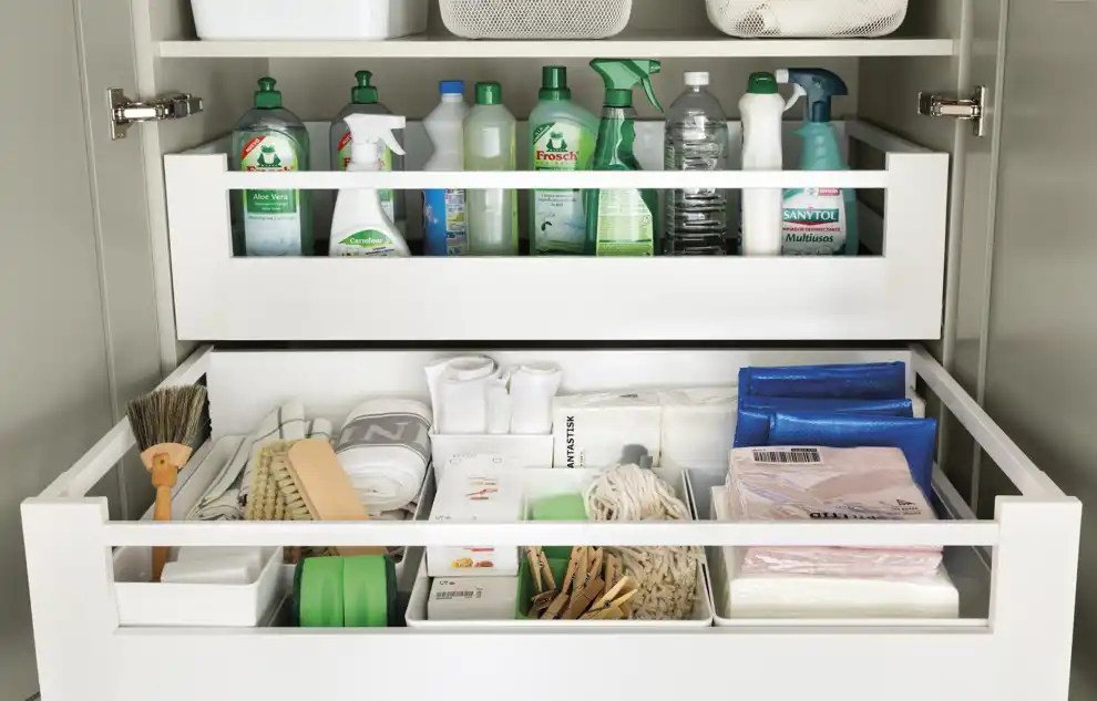 00469099 Mueble bajo el fregadero con productos de limpieza