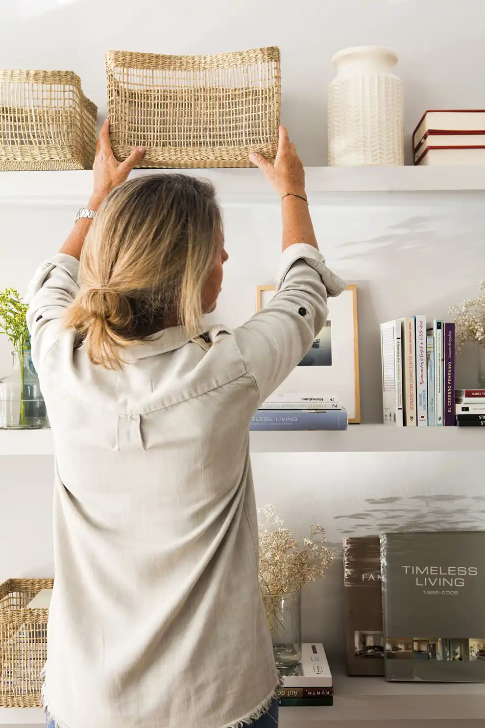 Mujer ordenando librería 00497551