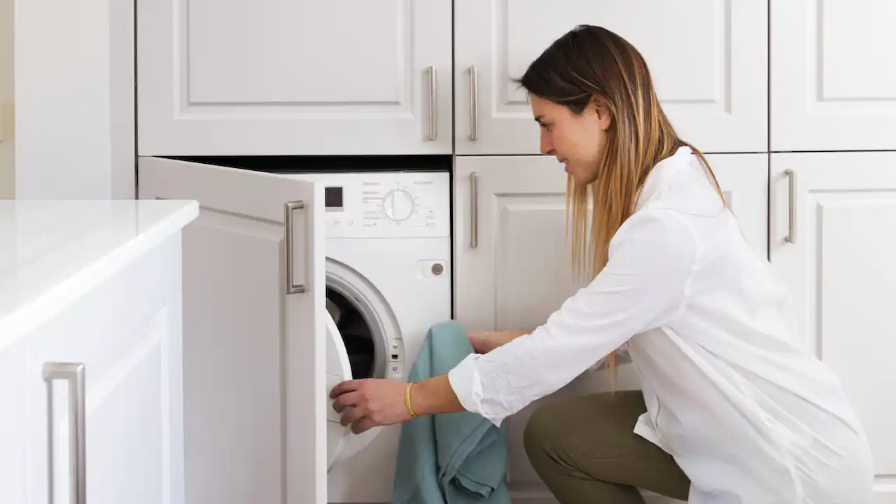 mujer poniendo la lavadora