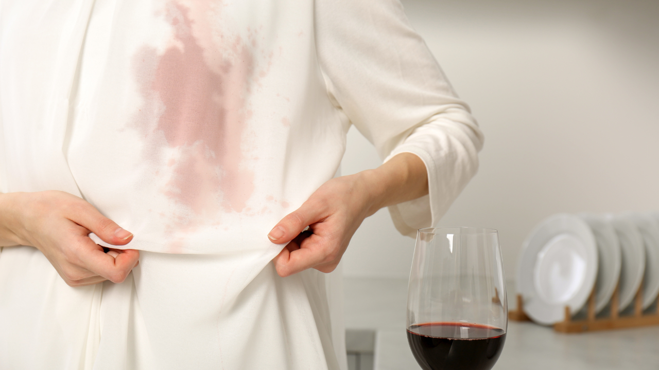 como quitar manchas de vino de ropa y alfombras