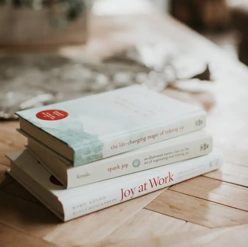 Libros de Marie Kondo apilados