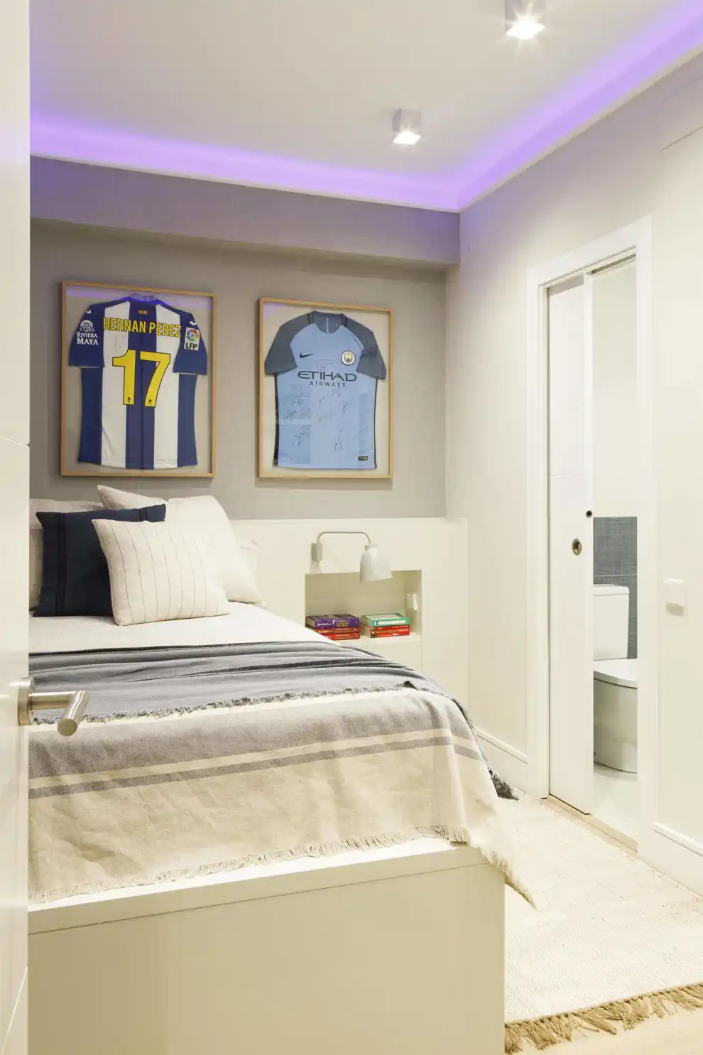 Dormitorio juvenil masculino con baño en suite proyecto de Pia Capdevila