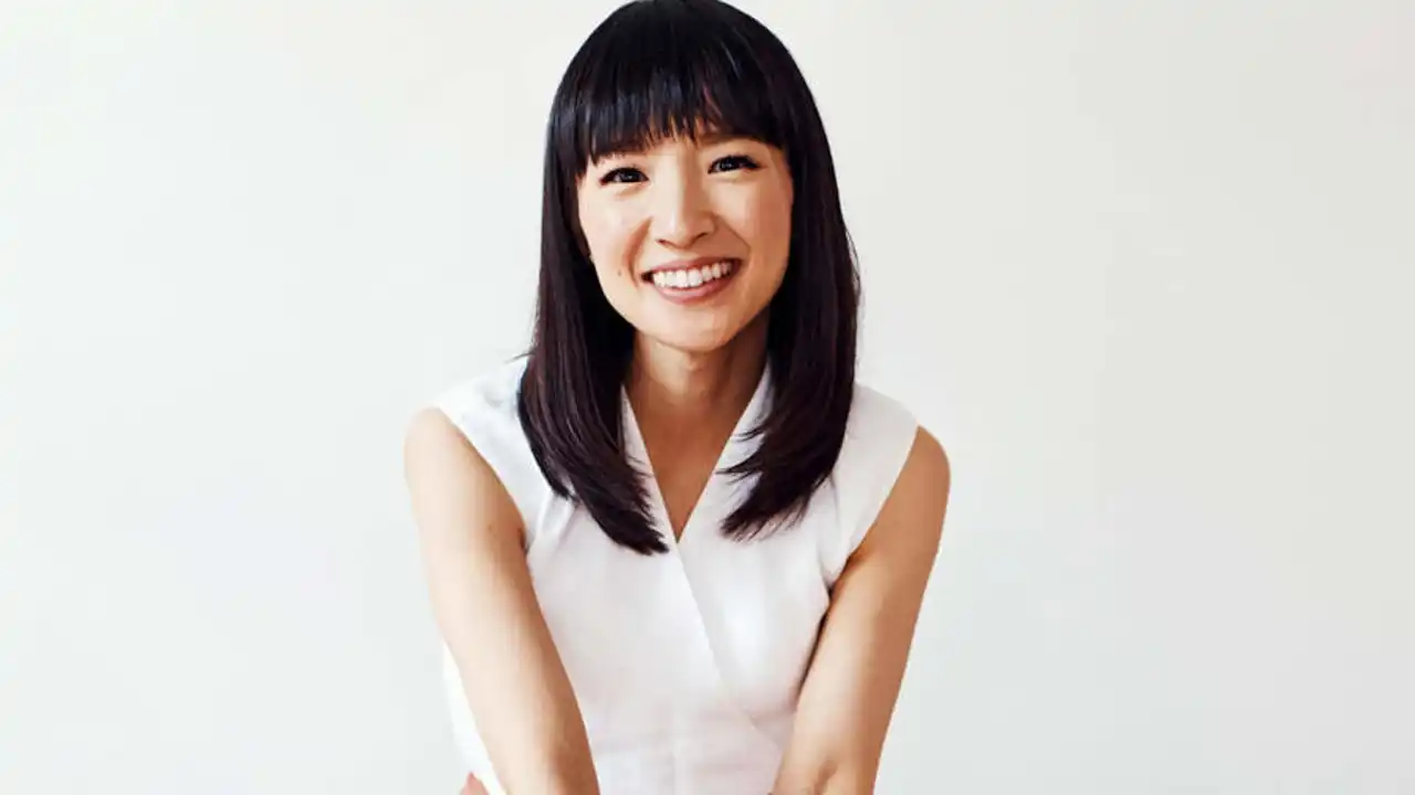 Marie Kondo doblando ropa