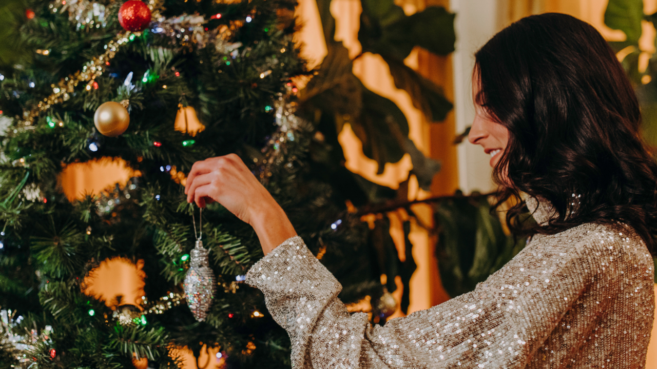 Cómo decorar el Árbol de Navidad con mucho estilo: las tendencias clave para llevar el espíritu navideño a tu hogar