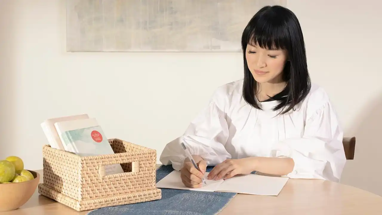 Marie Kondo nos enseña cómo reutilizar algunos objetos que tenemos en casa para ordenar