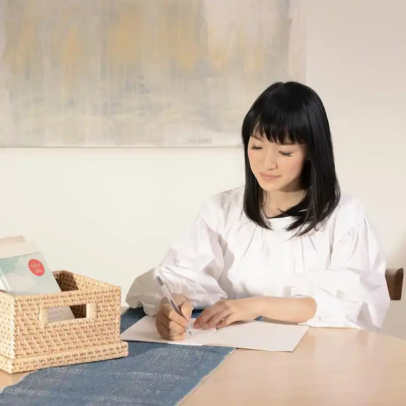 El secreto mejor guardado de Marie Kondo: aprovecha las cajas y botes que tiene en casa para ordenar