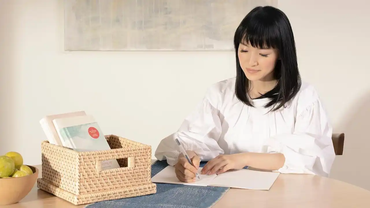 El secreto mejor guardado de Marie Kondo: aprovecha las cajas y botes que tiene en casa para ordenar