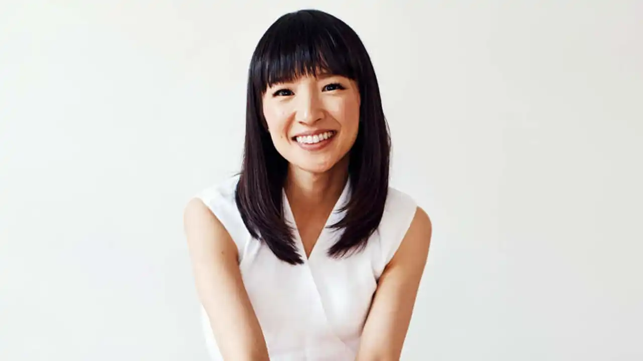 Marie Kondo doblando ropa