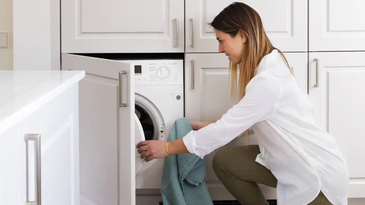 mujer poniendo la lavadora