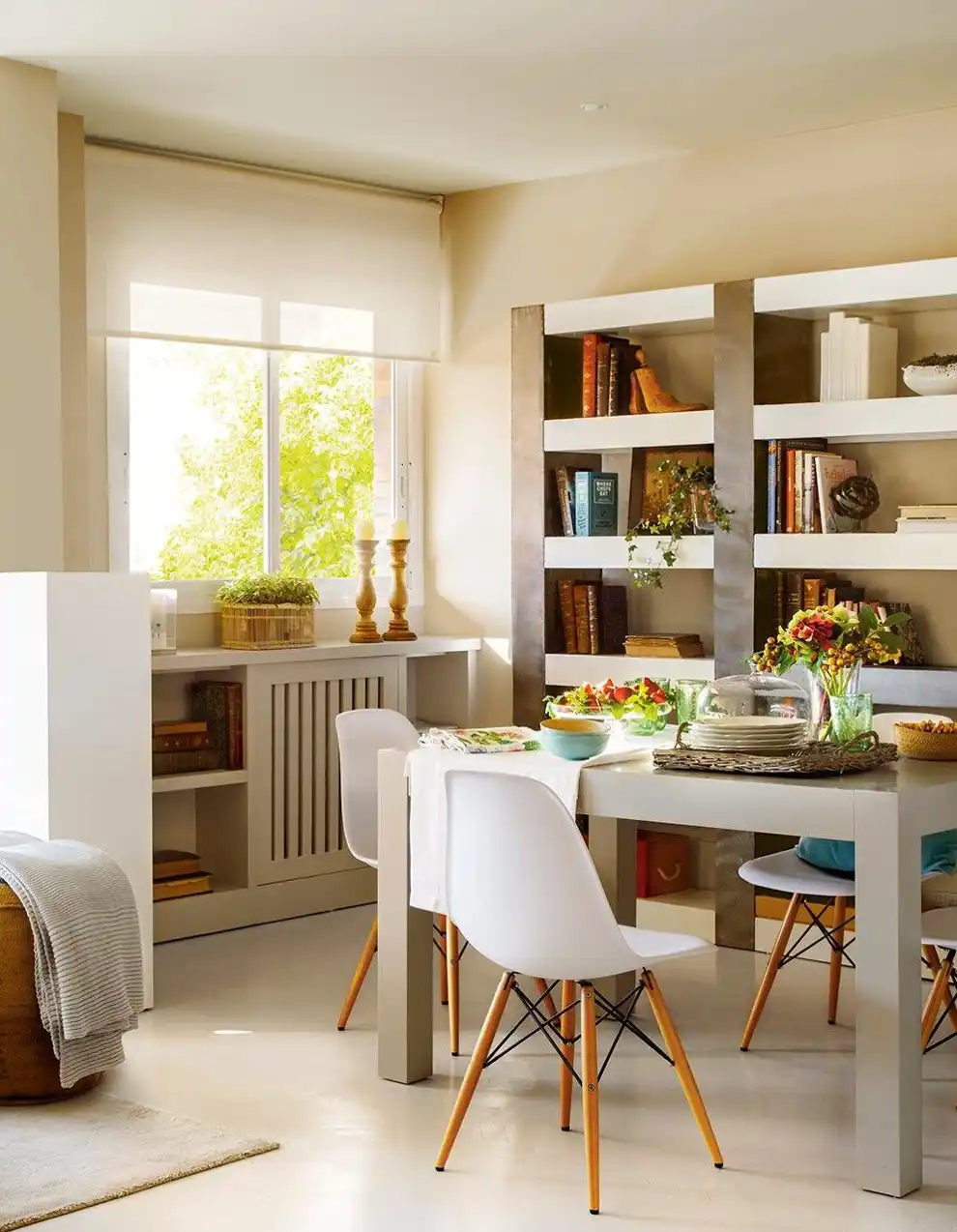 Salón comedor con librería