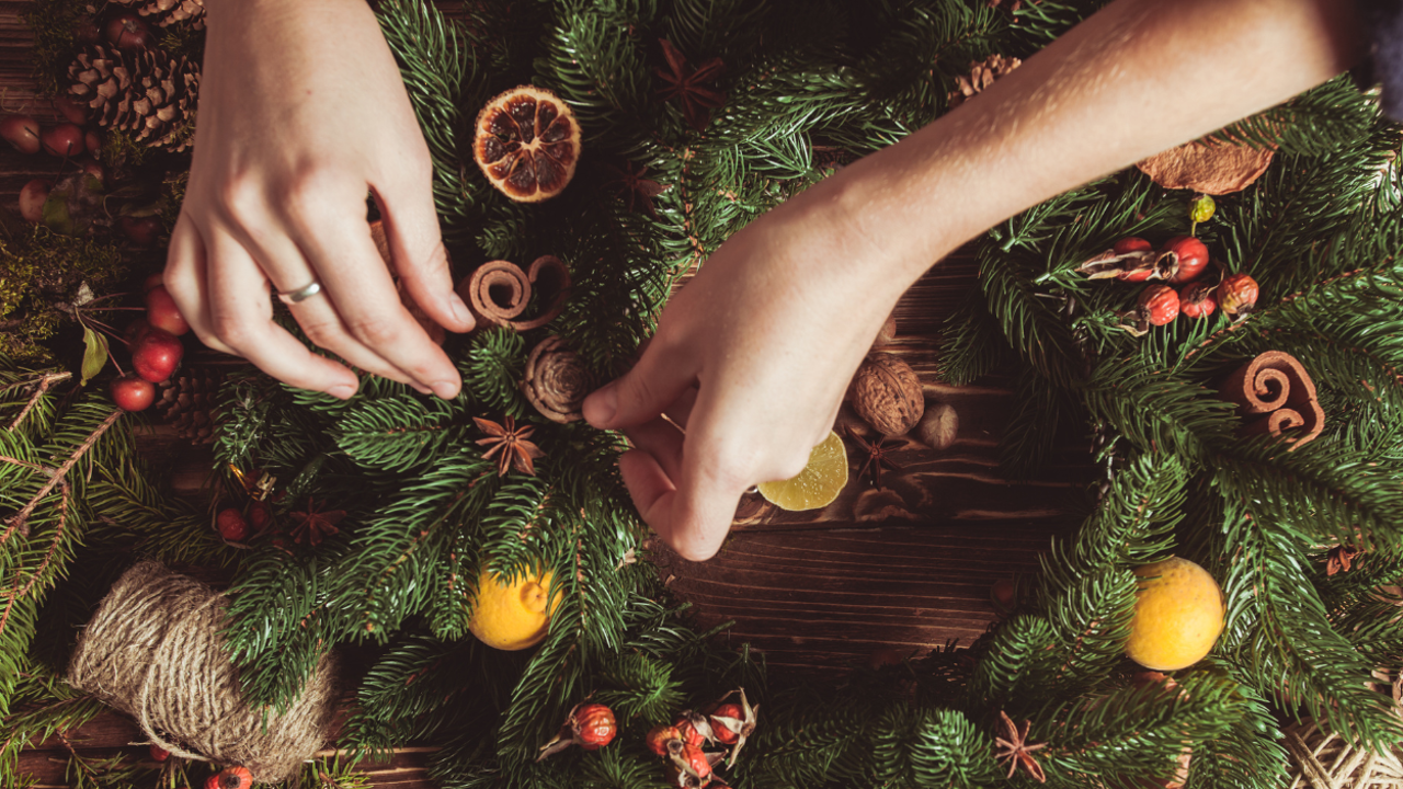 Coronas y guirnaldas con elementos naturales - Navidad