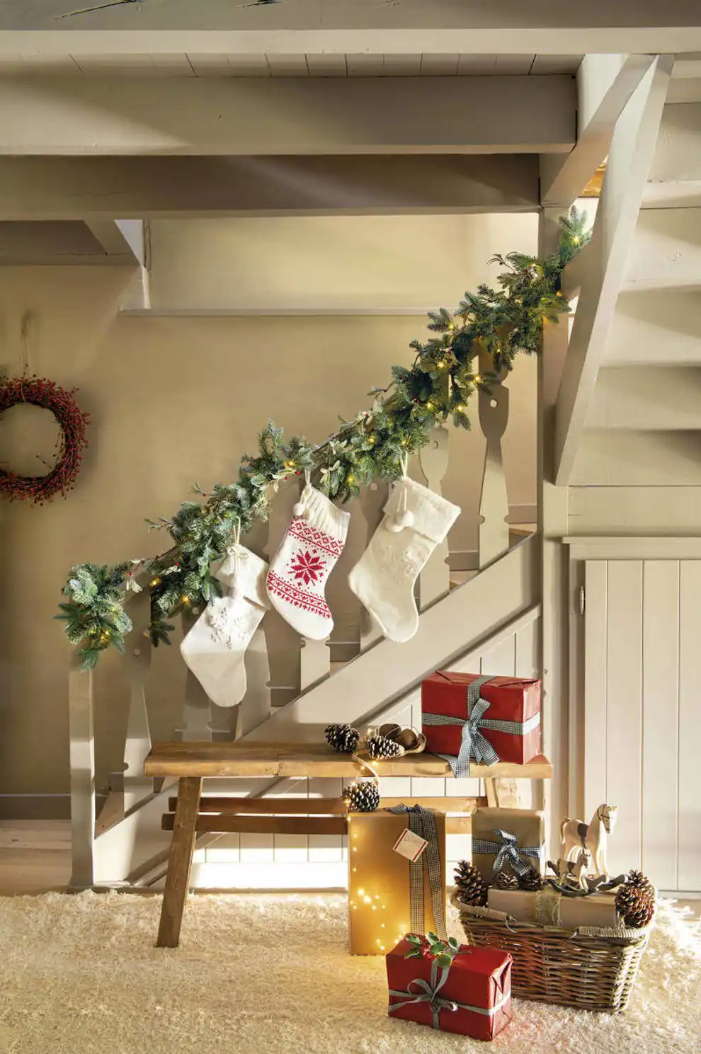 escalera decorada con corona Navidad 