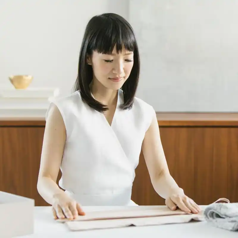 ¿Por qué todo el mundo le pregunta esto a Marie Kondo sobre el doblado vertical? La gurú del orden resuelve tus dudas