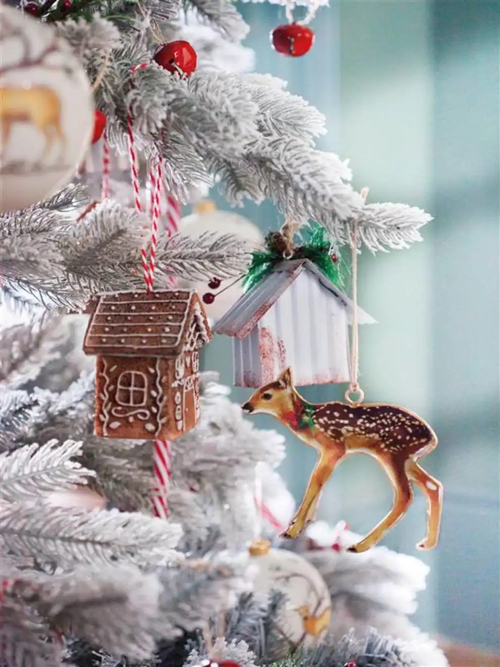 00514780 Adornos navideños rústicos en árbol de Navidad blanco