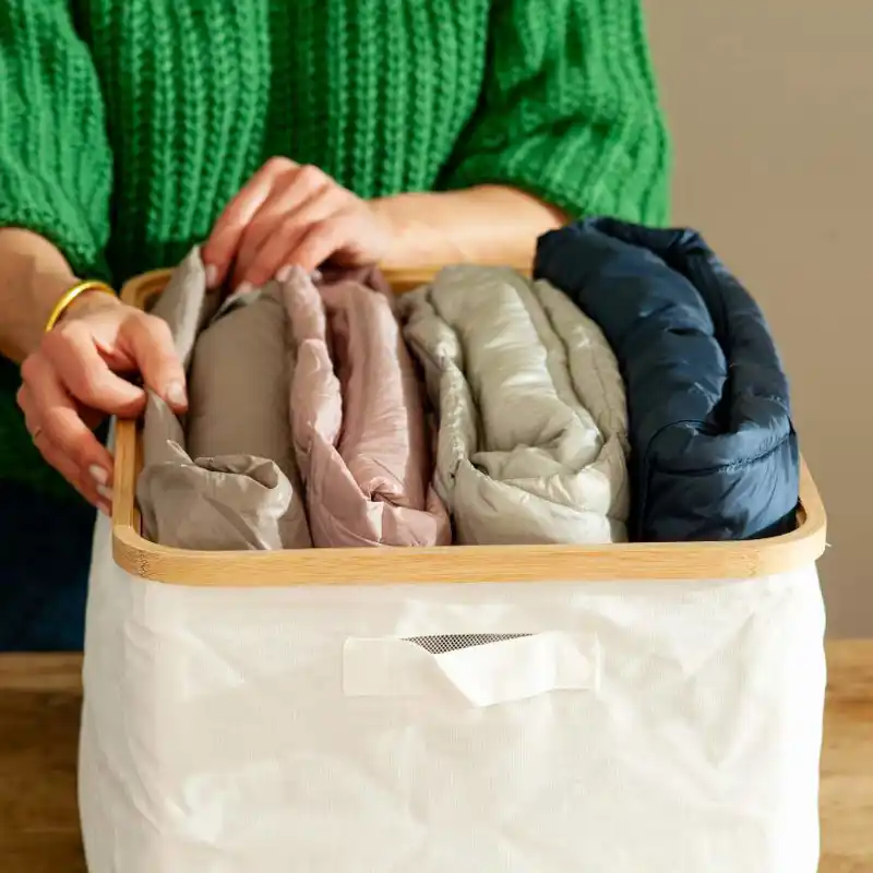 Así es cómo Marie Kondo guarda abrigos y chaquetas en el armario para ahorrar espacio (y no es colgándolos en una percha)