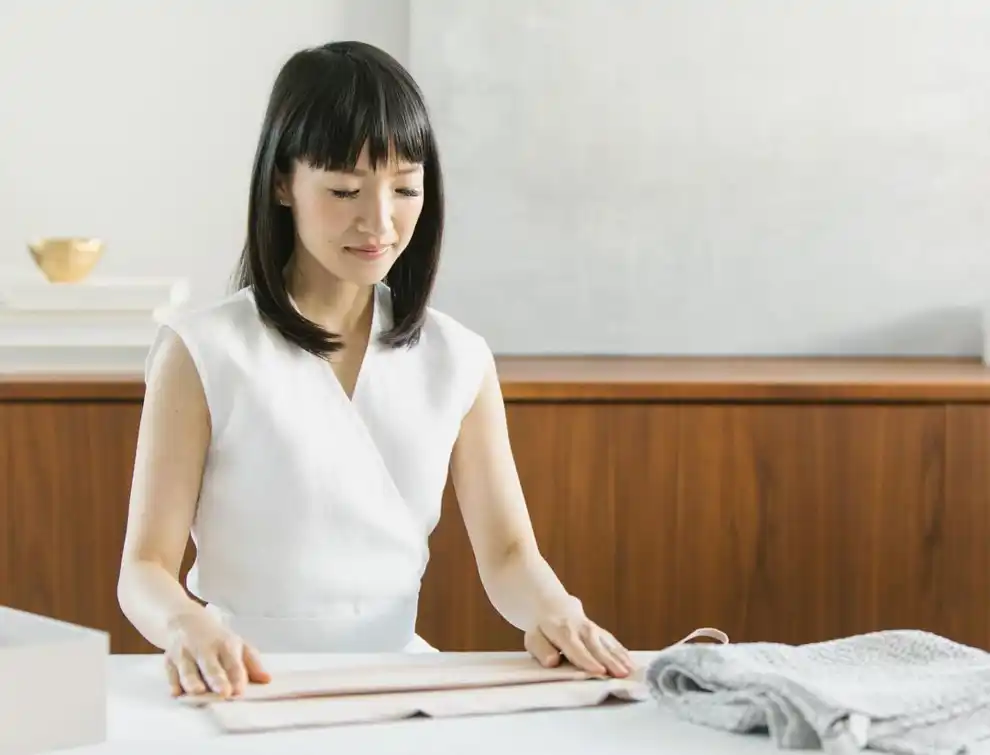 Marie Kondo doblando ropa