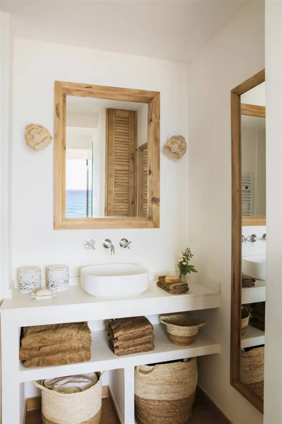 00542220 Baño pequeño con mueble bajolavabo de obra