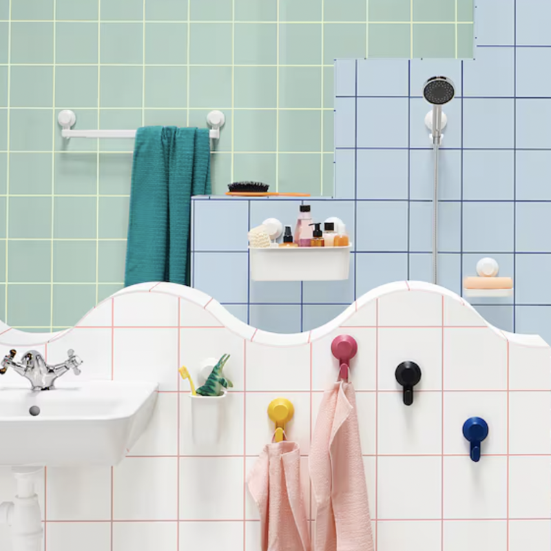 Estrena baño con estos accesorios de IKEA que no necesitan taladro y te permiten tenerlo todo a mano