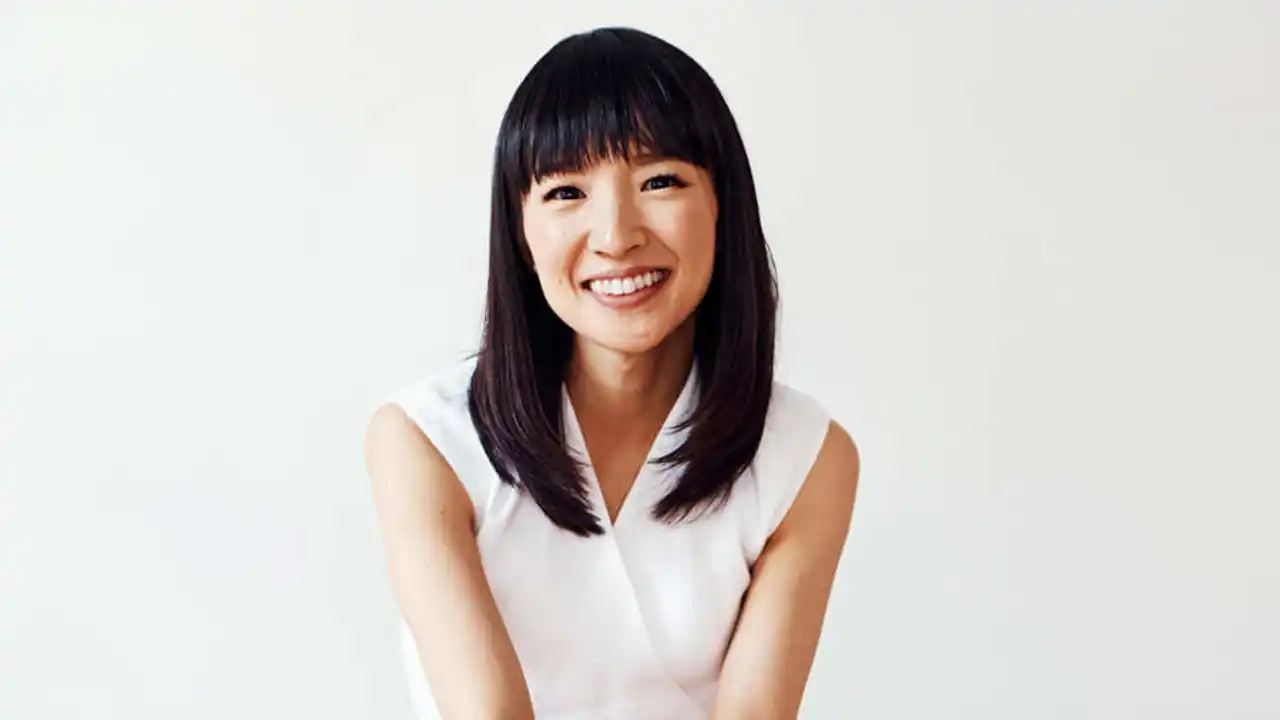 Marie Kondo doblando ropa