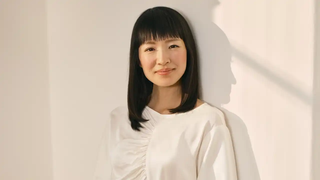 Para tener un salón siempre ordenado, toma nota de lo que Marie Kondo recomienda tener y lo que no en él