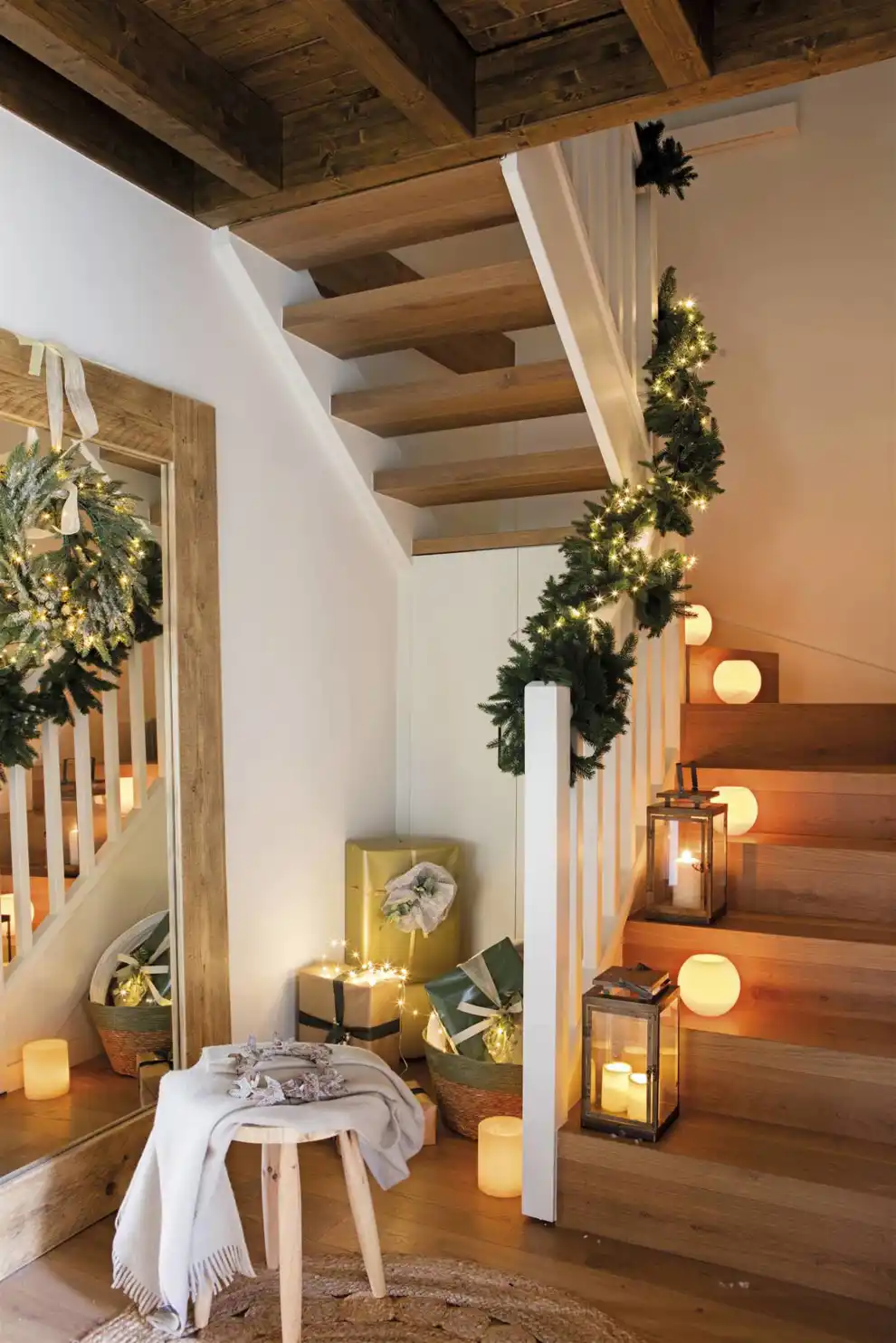 Escalera decorada por Navidad con una guirnalda verde y luces cálidas  00000000