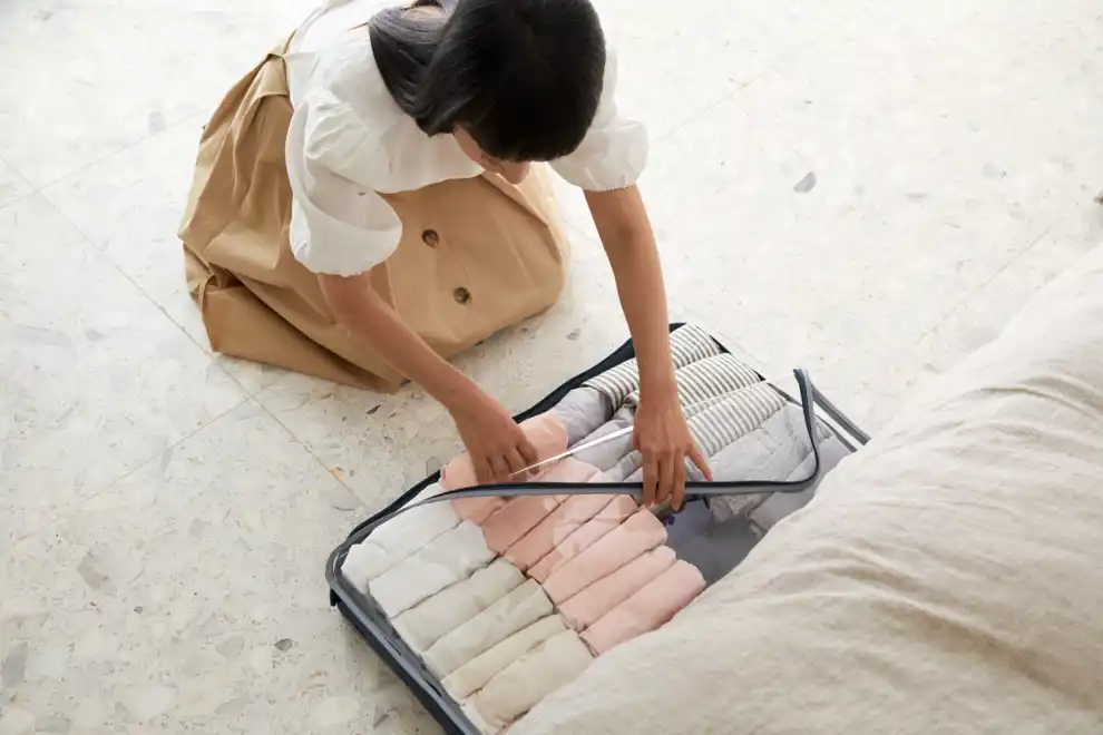 Marie Kondo ordenando una caja de ropa