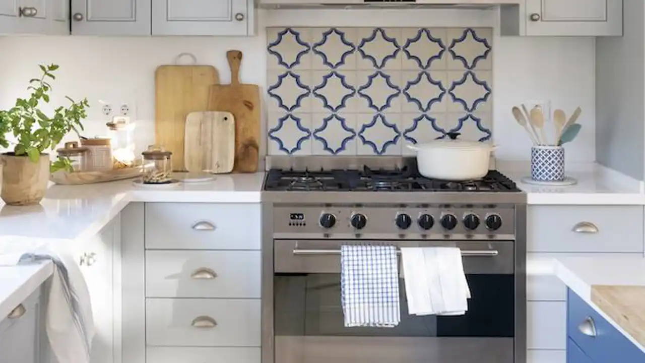 00553734 Cocina con campana decorativa y azulejos en el antepecho