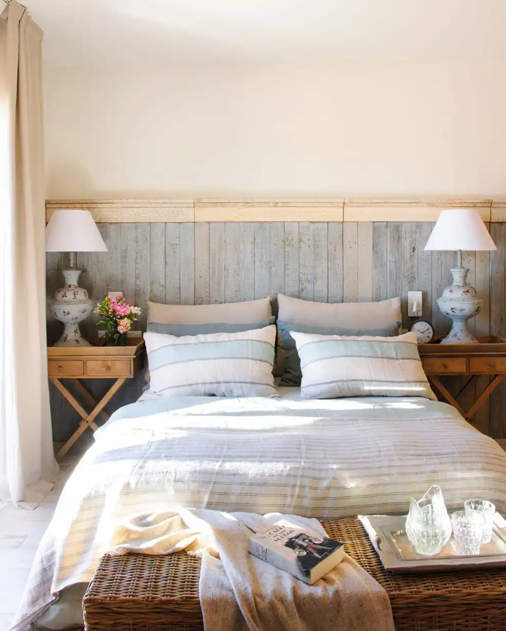 00466613 Dormitorio con arrimadero con lamas decapadas en color azul