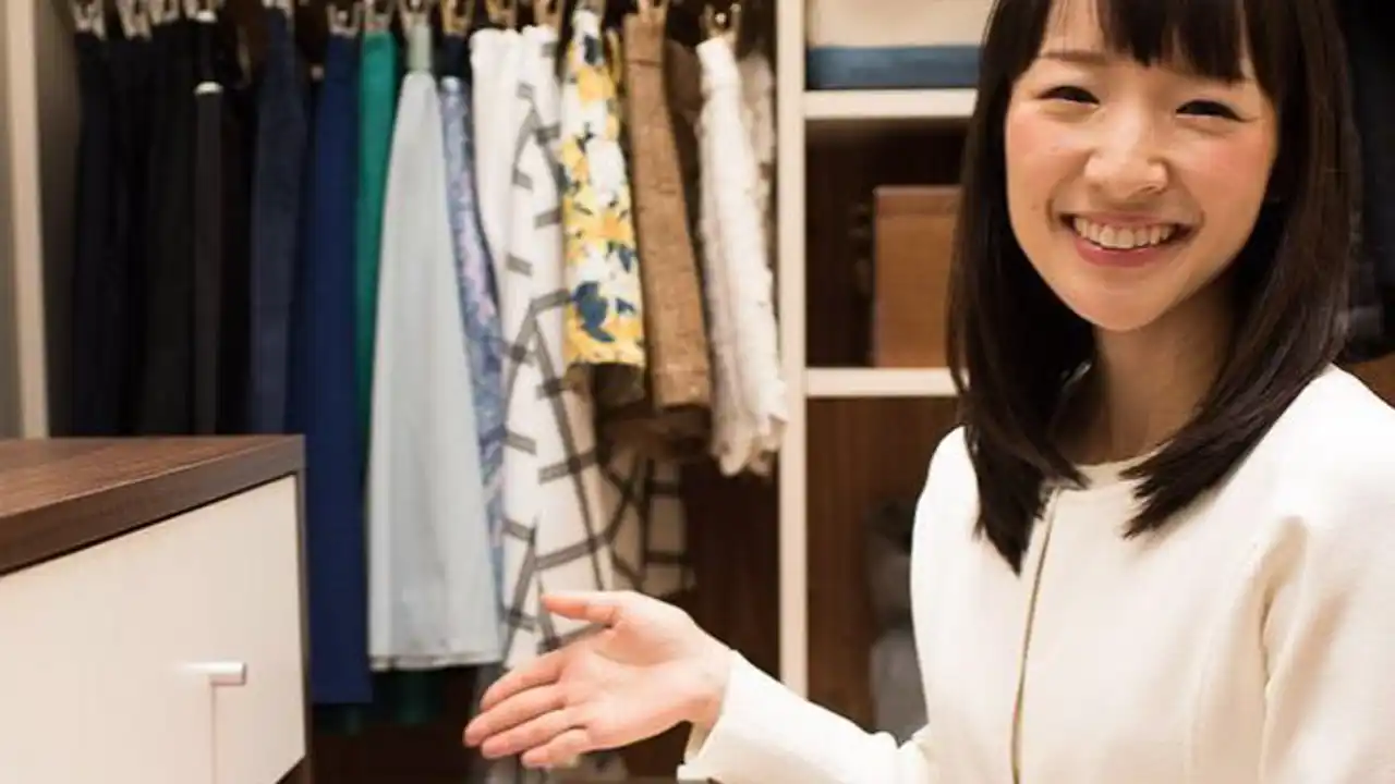 Marie Kondo ordenando una cómoda