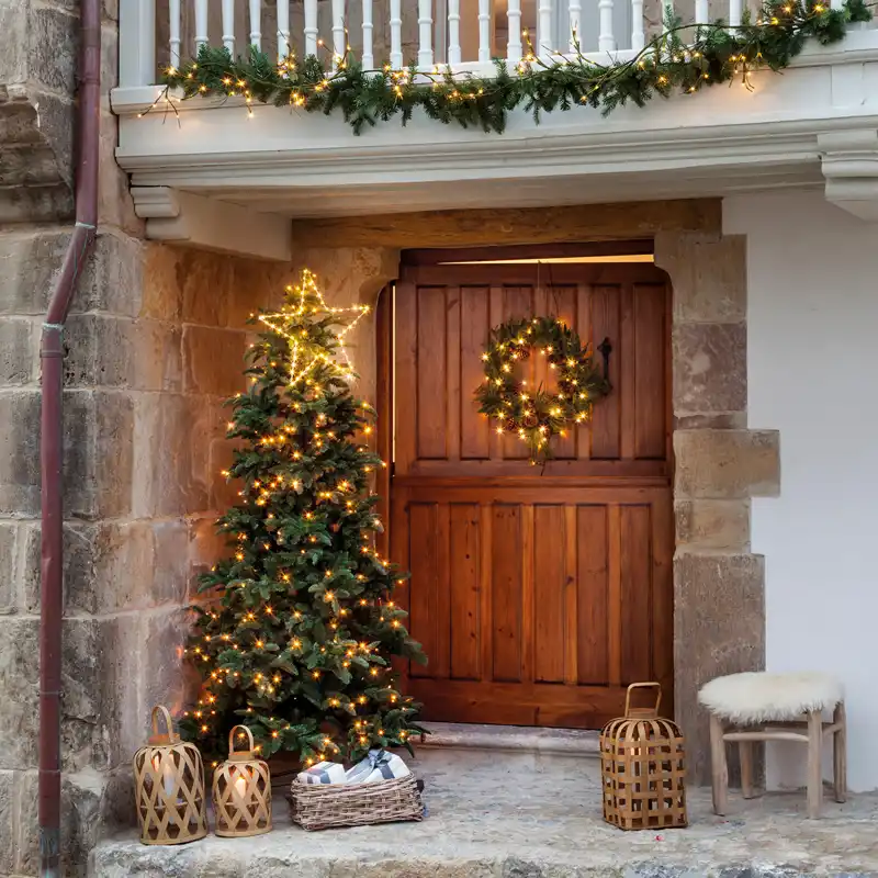 Cómo decorar la puerta de Navidad con estas ideas originales, creativas y muy estilosas. ¡Bienvenida a la época más mágica del año!