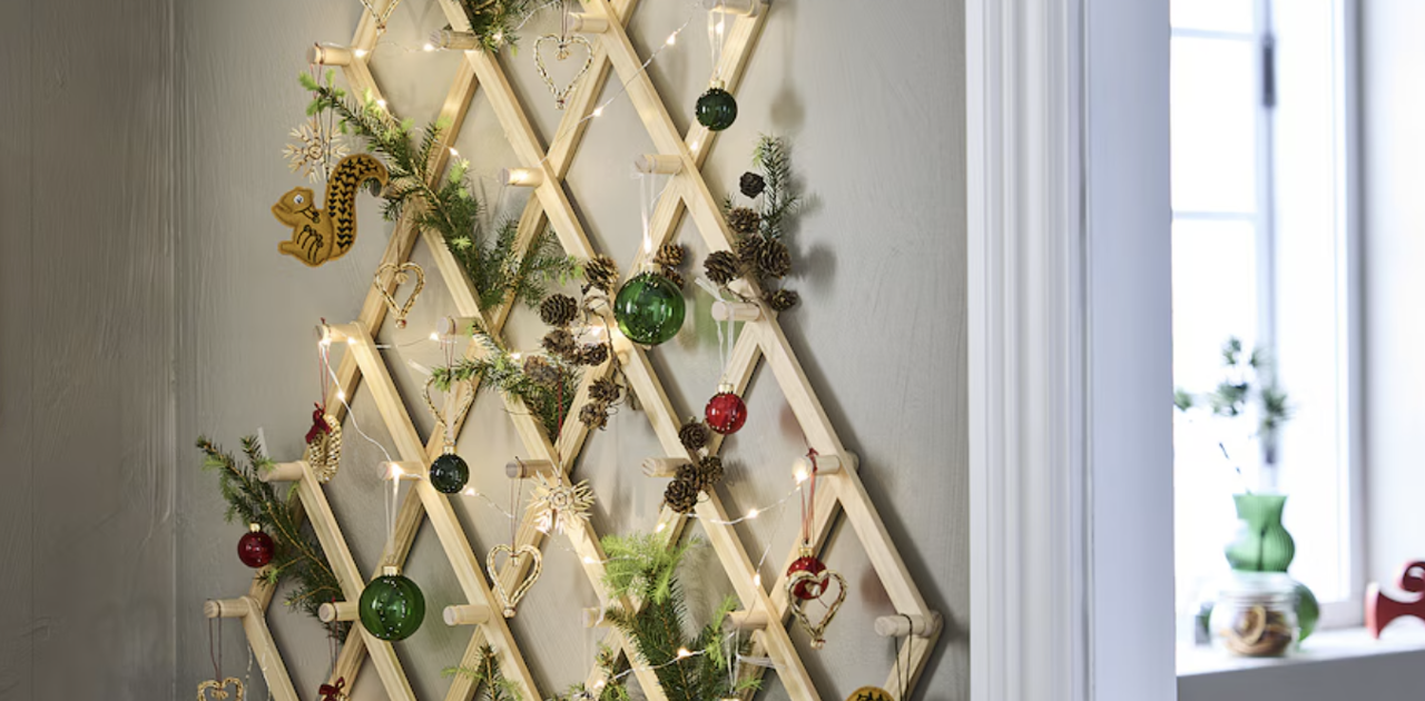 Con esta idea de Ikea tendrás un árbol de Navidad original que no te  ocupará espacio por solo 13 euros, image size:1280x630